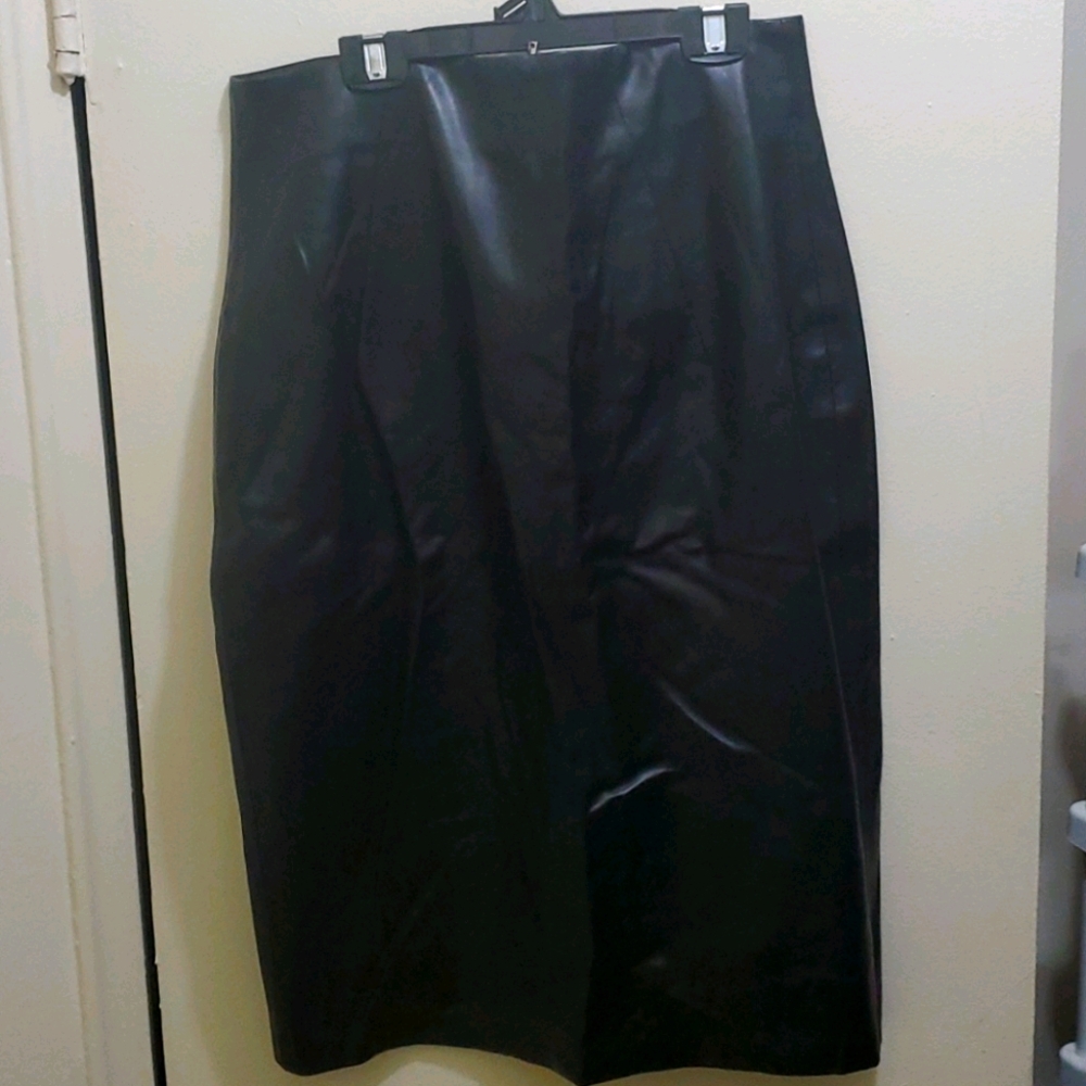 ZARA - FAUX LEATHER BLACK SKIRT